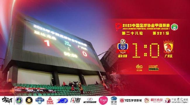 皇马1-0领先　第38分钟，皇马开出右侧角球，罗德里戈乱战中推射入网，但边裁举旗示意越位在先进球无效，VAR介入后确认进球有效！